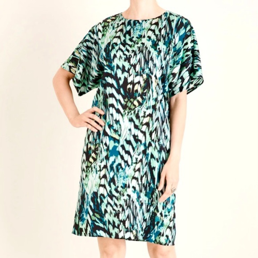 Chico’s Feather Print Shift Dress Women’s Size M Short Sleeves Crew Neck Satin